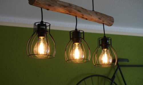 Oświetlenie industrialne wciąż na topie – jak dobierać lampy w tym stylu?