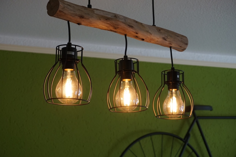 Oświetlenie industrialne wciąż na topie – jak dobierać lampy w tym stylu?